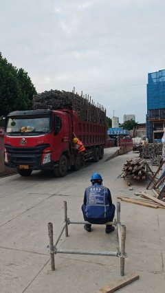 Dongfeng Liuzhou Chenglong H7 350 hp 8X4 7.6 m - photo 5