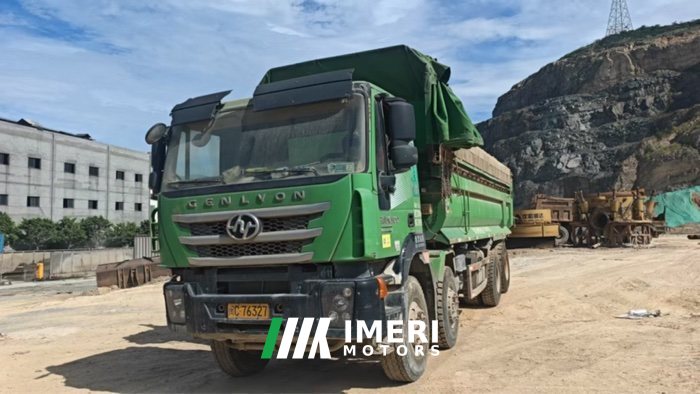 2021 SAIC Hongyan Genlyon 450 hp 8X4 9.5 m