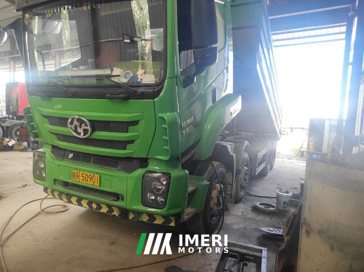 2021 SAIC Hongyan 350 hp 8X4 6.8 m