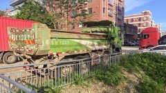 Dongfeng Liuzhou Chenglong H5 330 hp 8X4 5.6 m - photo 4
