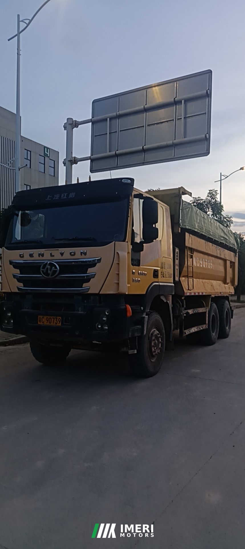 2018 SAIC Hongyan Genlyon 354 hp 6X4 5.6 m
