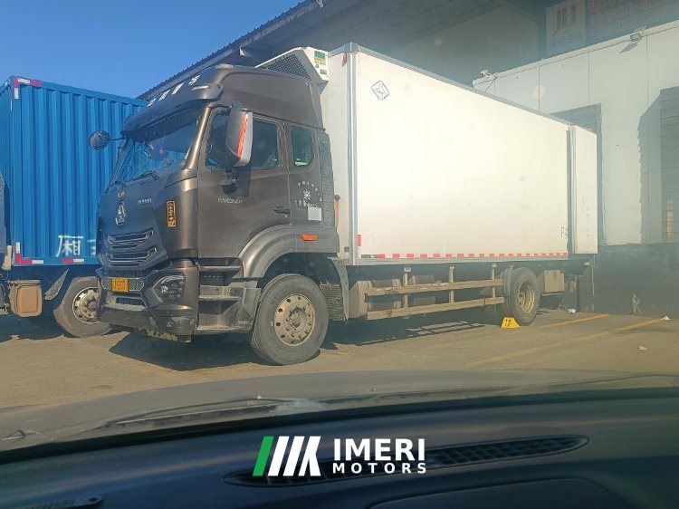Sinotruk Hohan J7B 240 hp 4X2 6.8 m - truck from China