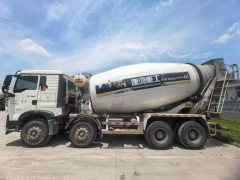 Sinotruk HOWO chassis 340 hp 8X4 - photo 1
