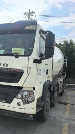 Sinotruk HOWO chassis 340 hp 8X4 - photo 6
