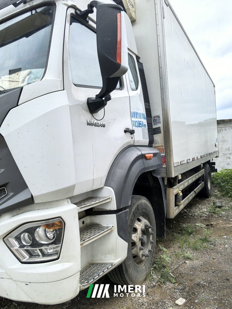 Sinotruk Hohan J7B 240 hp 6.8 m - truck from China