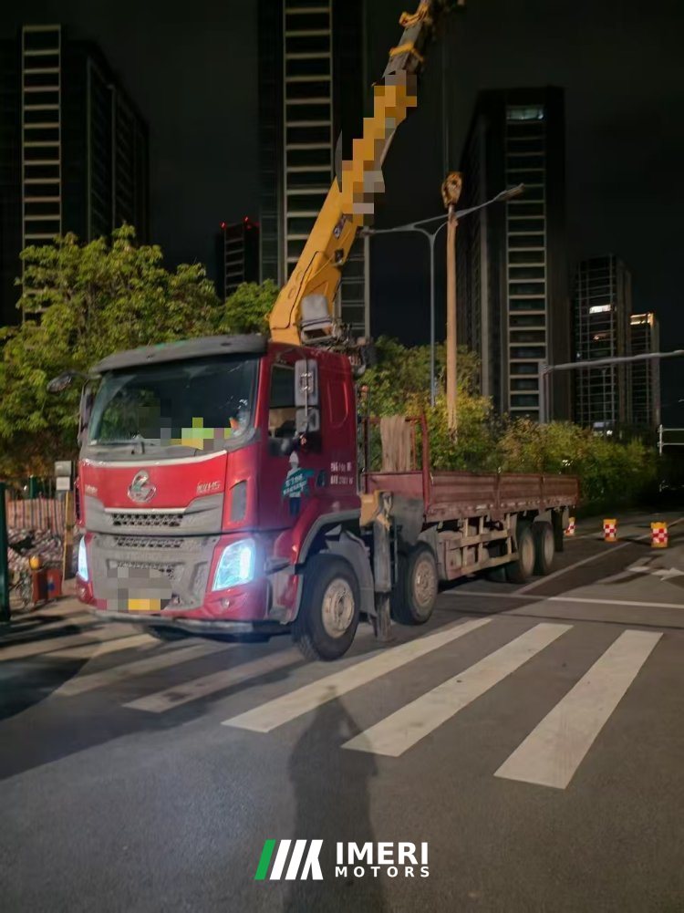 2021 Dongfeng Liuzhou Chenglong H5 350 hp 6X4 5.6 m