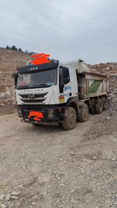 SAIC Hongyan Genlyon 350 hp 6X4 5.6 m - photo 3