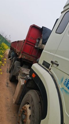 Sinotruk Hohan J7G 380 hp 6X4 - photo 3