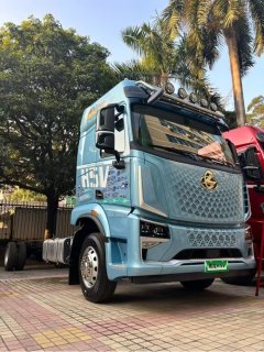 Dongfeng Liuzhou Chenglong H5V 300 hp 4X2 - ფოტო 2