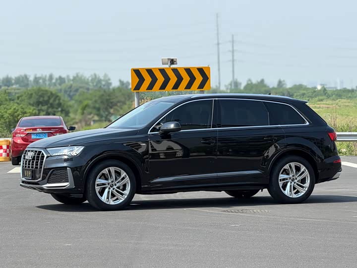 Audi Q7 2023 45 TFSI quattro S line sports