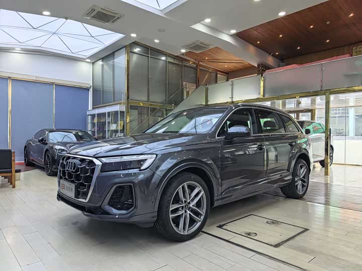Audi Q7 2024 45 TFSI quattro S line sports