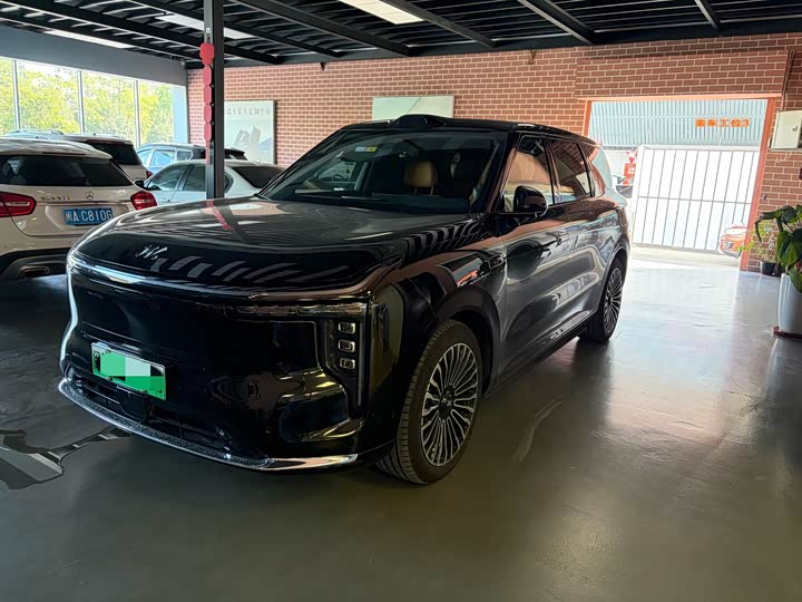 Zhiji LS8 2026 66 Ultra enjoys the luxury of six seats