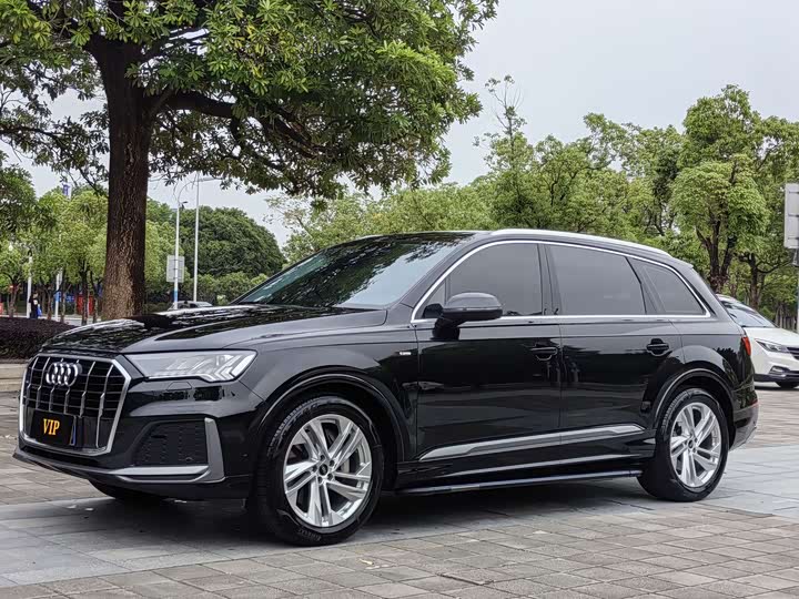 Audi Q7 2024 model 45 TFSI quattro S line sports 
