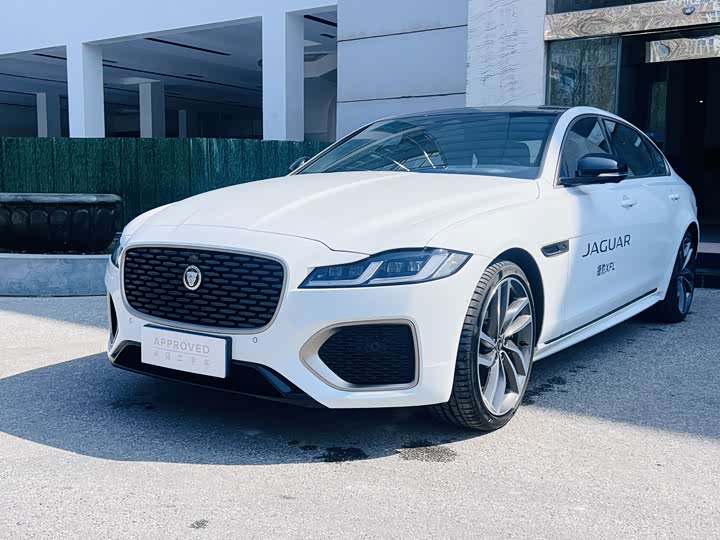 Jaguar XFL 2024 2.0T P300 four-wheel drive flagship sports gold version