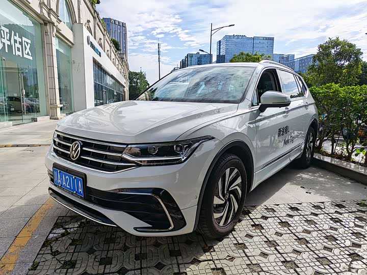 2024 Tiguan L 2024 Model 330TSI Automatic two-wheel drive R-Line Yuexiang Edition