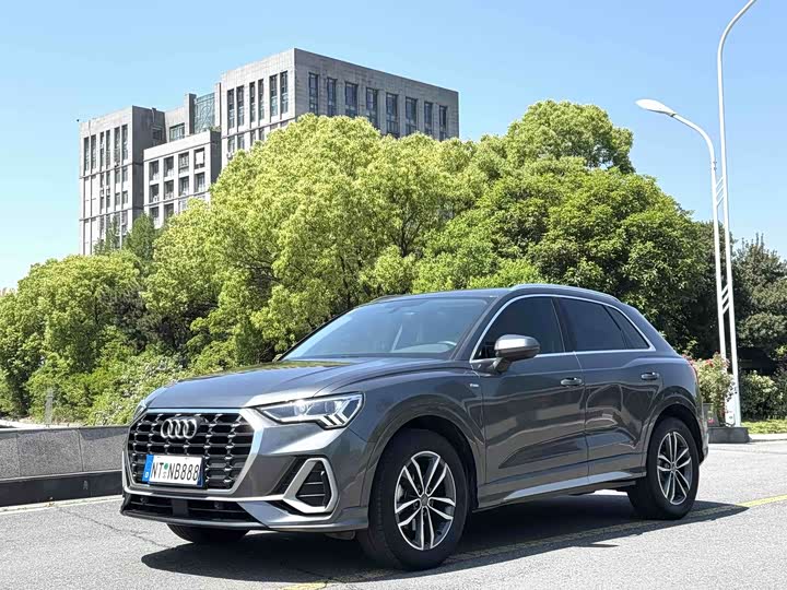 2021 Audi Q3 2021 35 TFSI aggressive and dynamic
