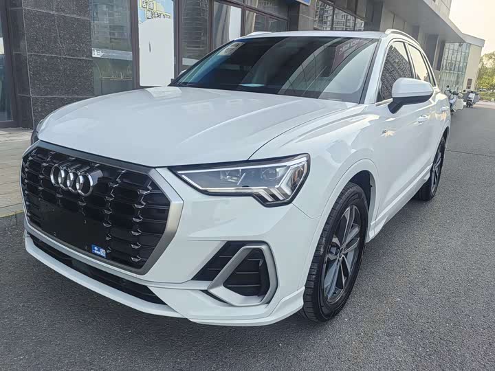 2022 Audi Q3 2022 35 TFSI aggressive and dynamic