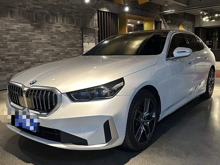 2024 BMW 5 Series 2024 530Li Leading Luxury Package