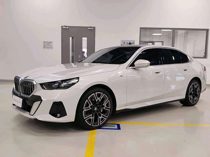 2025 BMW 5 Series 2025 530Li Exclusive M Sports Package