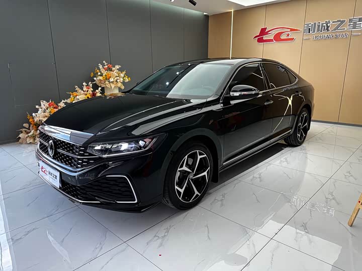 Passat 2025 Outstanding Model 380TSI Starry Sky Dragon Edition