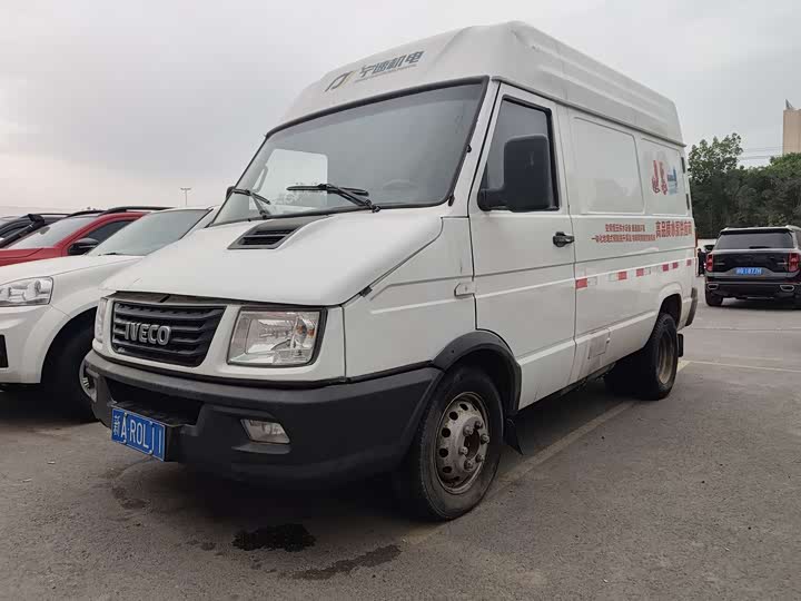Iveco proud 2021 2.8T V35 VAN van transporter 3-seater short axle mid-roof twin tires manual door