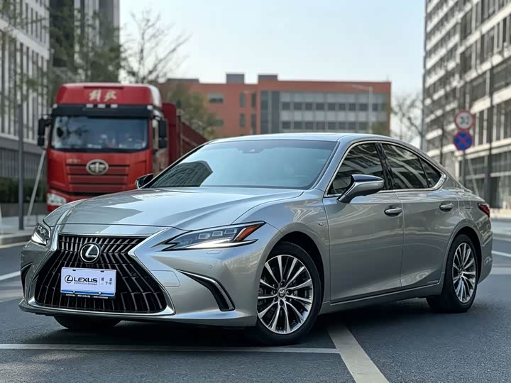 Lexus ES 2022 300h Luxury Edition