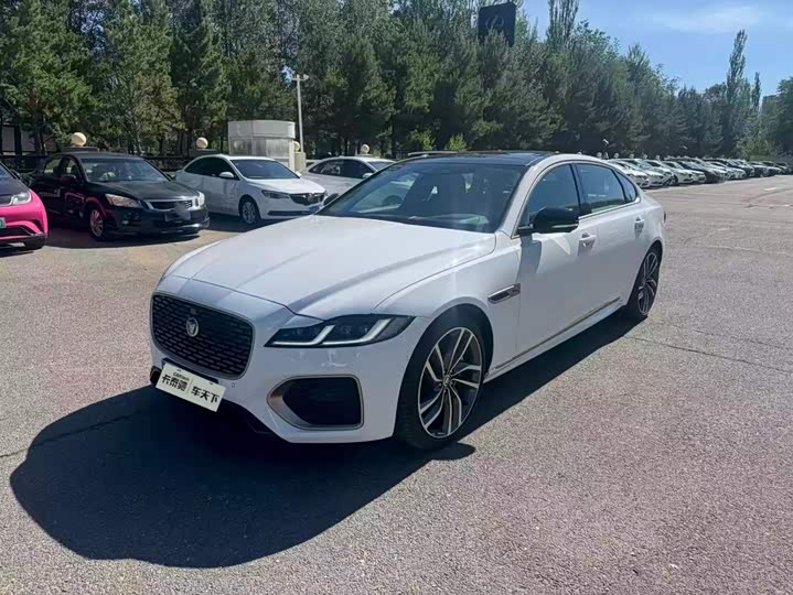 Jaguar XFL 2024 2.0T P300 four-wheel drive flagship sports gold version