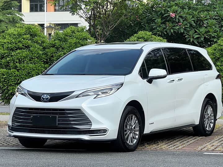 SIENNA 2023 2.5L Hybrid Deluxe Edition