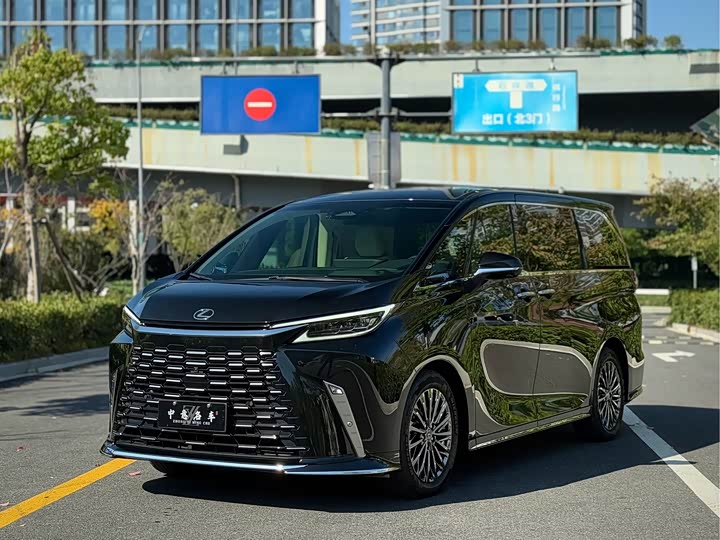 Lexus LM 2023 500h six-seater premium version