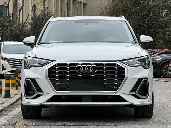 Audi Q3 2022 35 TFSI Fashionable and Dynamic