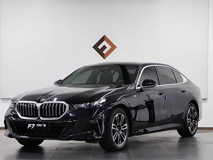 2025 BMW 5 Series 2025 530Li Leading M Sports Package