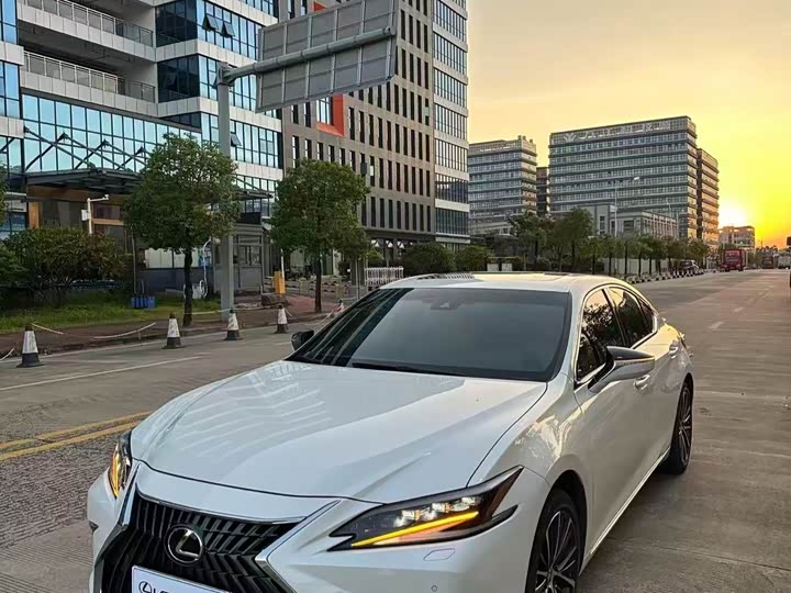 Lexus ES 2022 300h Premium Edition
