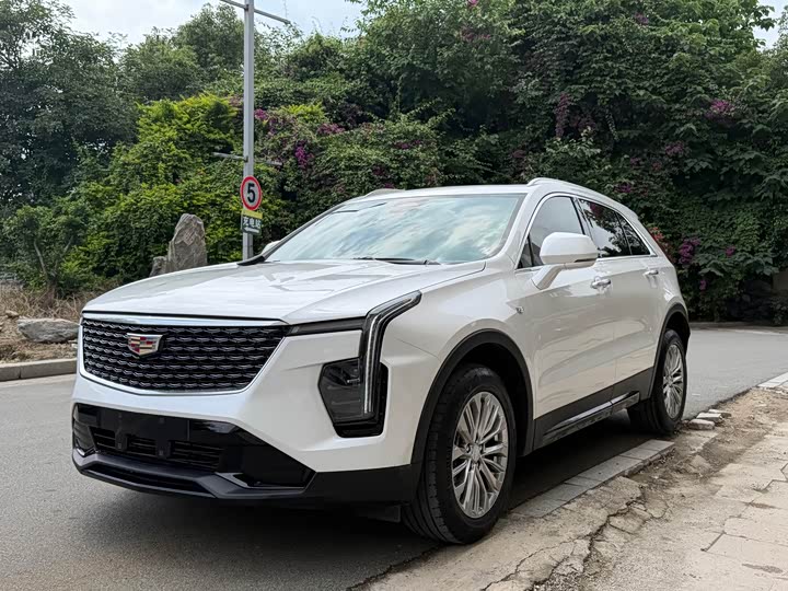 Cadillac XT4 2024 28T two-wheel drive luxury model