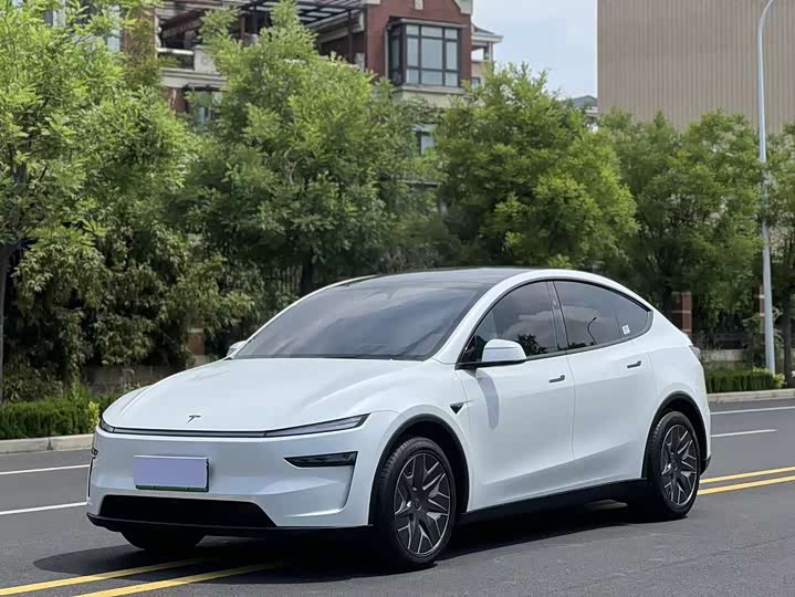 2026 Model Y L 2025 long-range all-wheel drive version