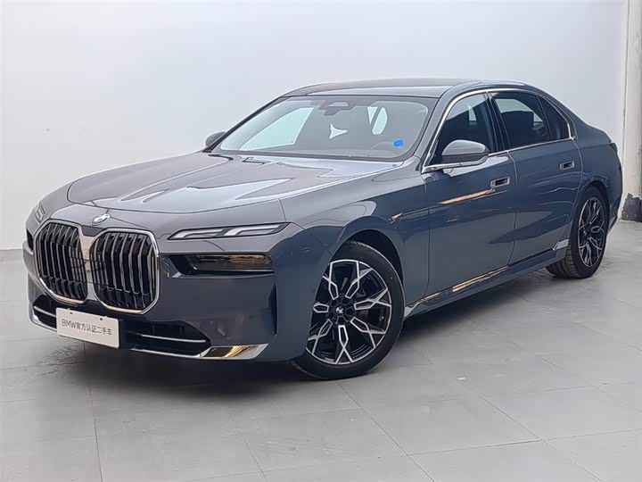 7 2023 Model 735Li M