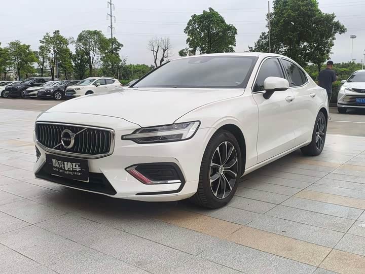 2022 Volvo S60 2022 B4 Zhiyi Luxury Edition