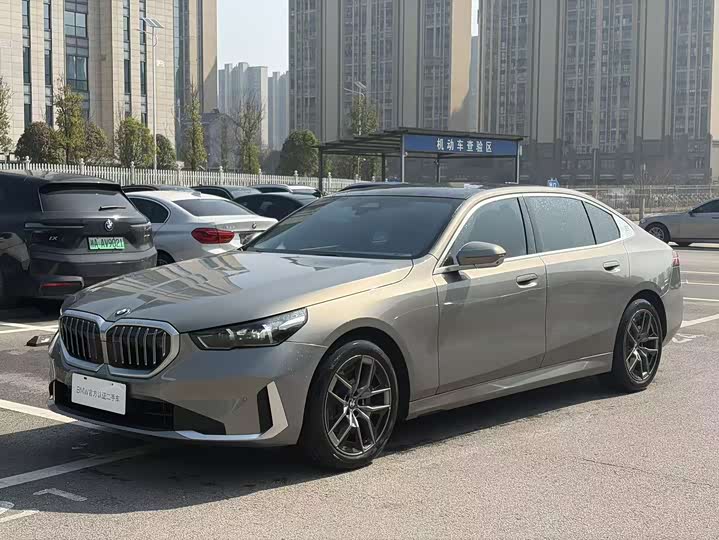 2024 BMW 5 Series 2024 530Li Leading Luxury Package