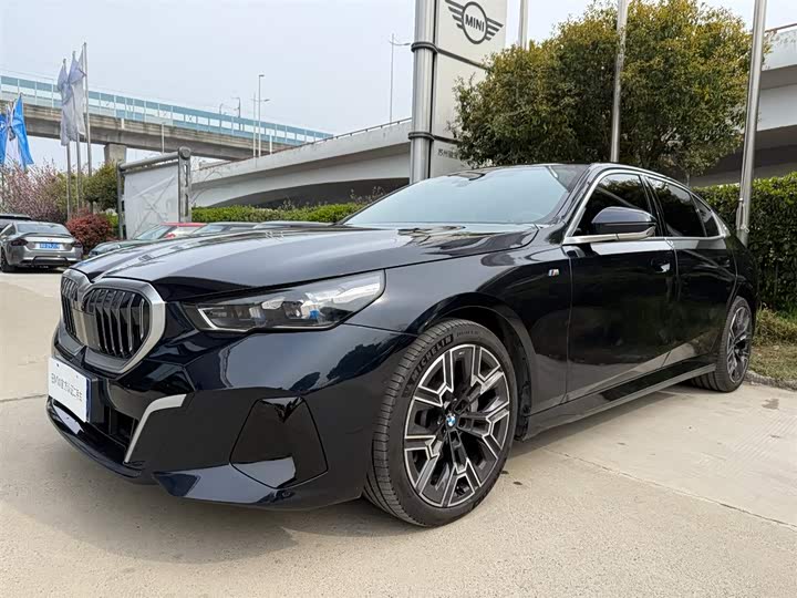 2025 BMW 5 Series 2025 530Li Exclusive M Sports Package