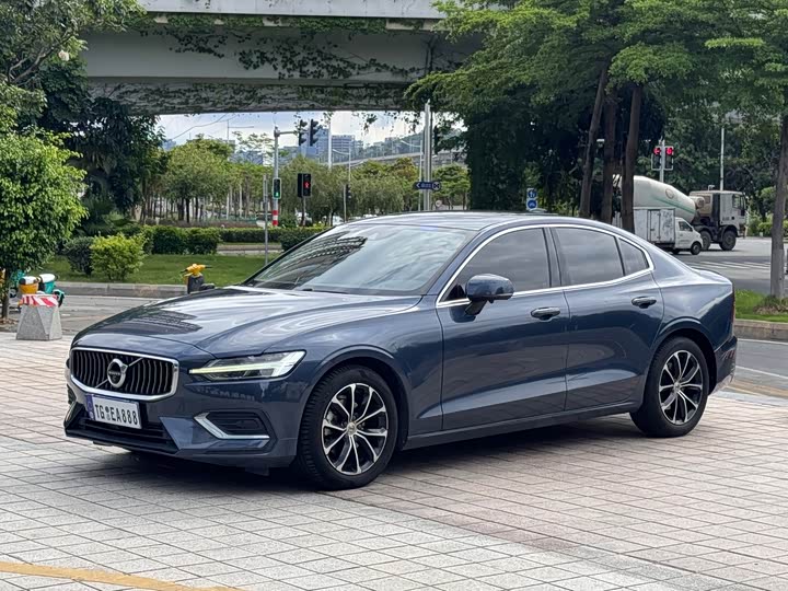 2021 Volvo S60 2021 T4 Momentum Luxury Edition