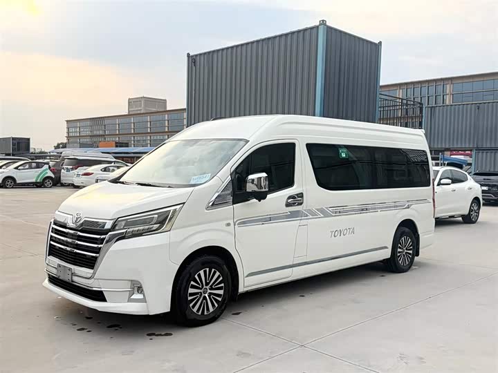 HIACE 2022 3.5L automatic 13-seat