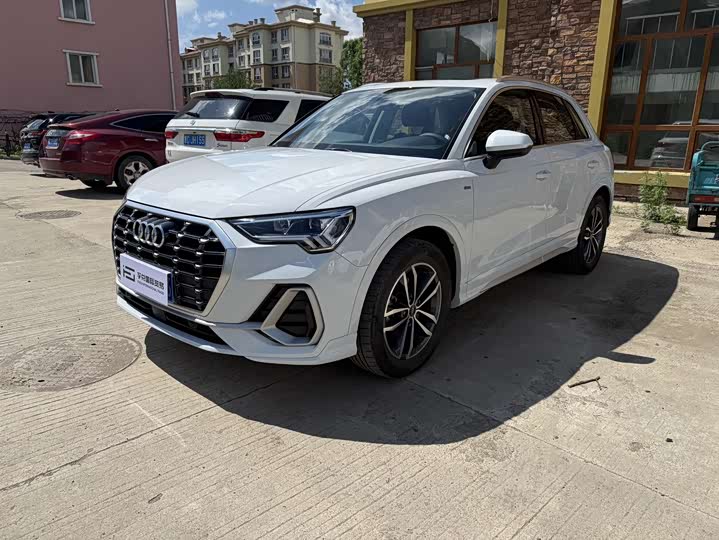 2022 Audi Q3 2022 35 TFSI aggressive and dynamic
