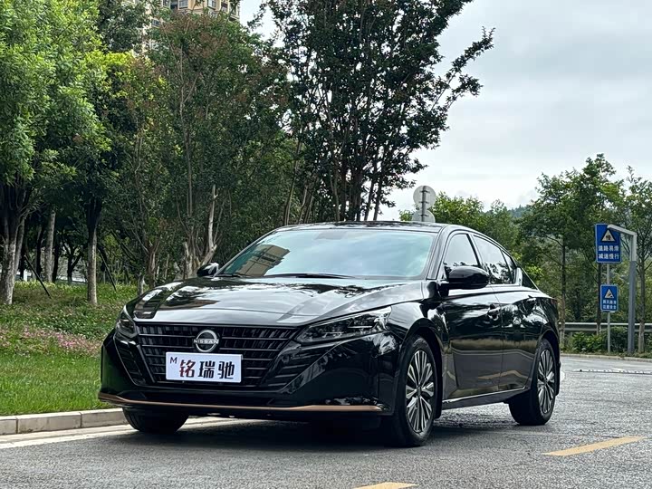 2024 Altima 2024 2.0L SV Black Gold Edition