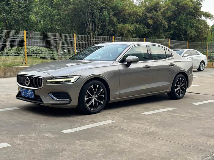 2021 Volvo S60 2021 T4 Momentum Luxury Edition