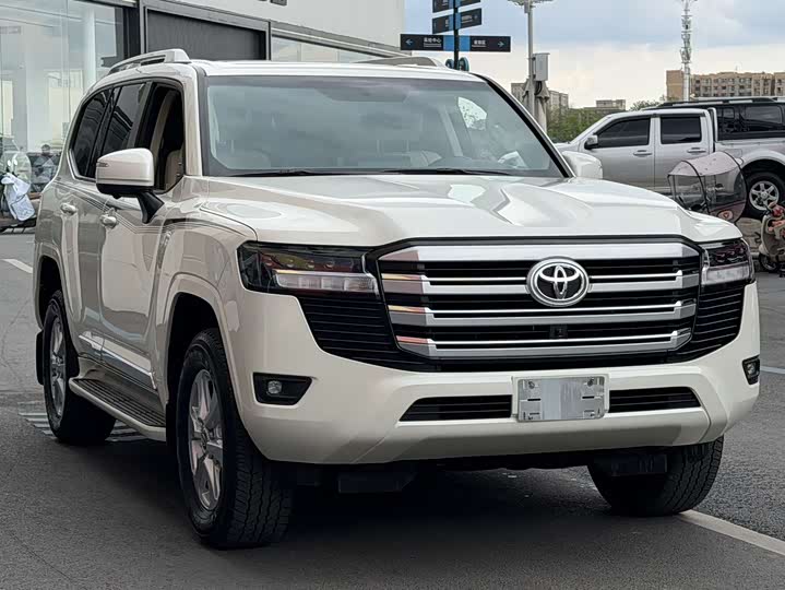 Land Cruiser (imported) LC300 2023 4.0L Middle East version