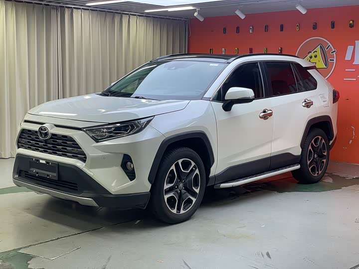 RAV4 Rongfang 2020 2.0L CVT four-wheel drive premium version