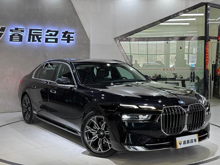 BMW 7 Series 2023 735Li Luxury Line