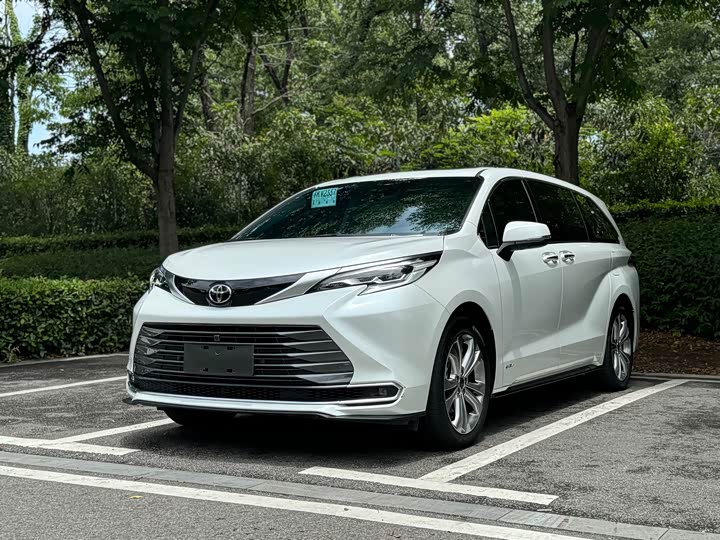 SIENNA 2024 2.5L Hybrid Premium Edition