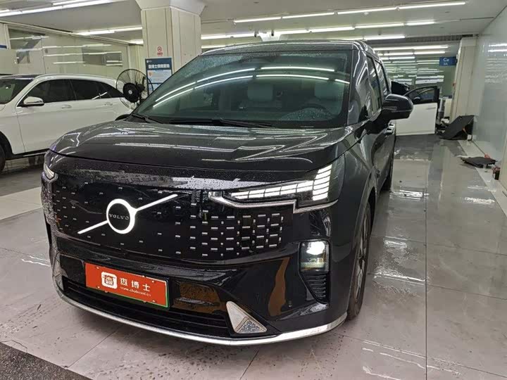 2025 Volvo EM90 2025 Ultra six-seater