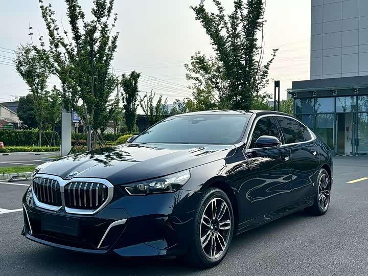 2025 BMW 5 Series 2025 525Li M Sports Package