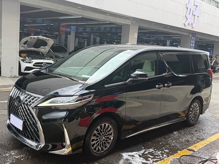2022 Lexus LM 2020 300h seven-seater elegant version